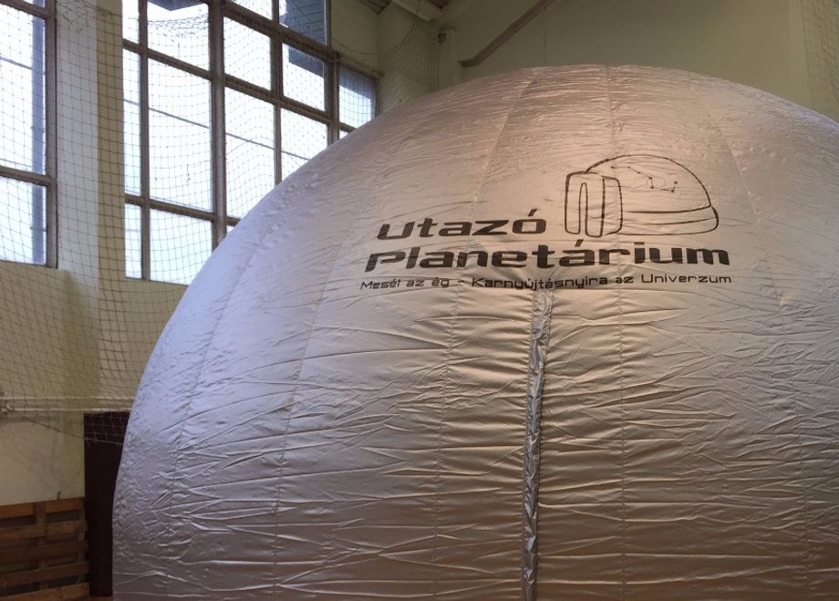 Utazó Planetárium 6 méteres kupola 
min. 6,5m x 7m alapterület és 3,8m belmagasság, max. 45 fő/előadás. ---
7m-es kupola: min. 7,5m x 8m alapterület és 4,4m belmagasság