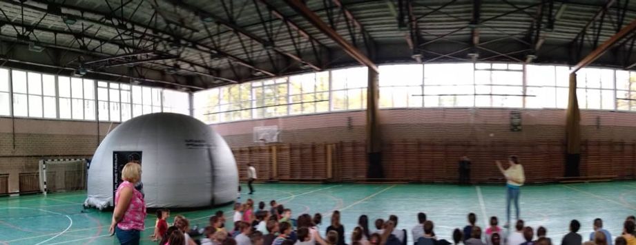 Két planetáriumi kupola egy tornacsarnokban - 6m+7m kupolák VAGY 7m+7m kupolák.